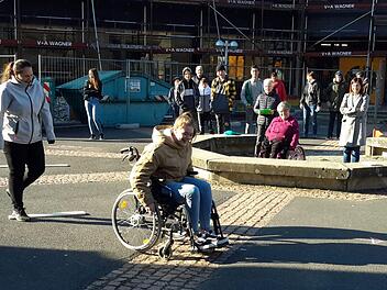 Ihre liebe Mühe hatten die Mittelschüler mit den natürlichen Hindernissen auf dem Rollstuhlparcours im Pausenhof.  Erst nach der Testfahrt wurde ihnen bewusst, auf welche Schwierigkeiten Behinderte im Alltag stoßen.Foto: Rolf Pralle