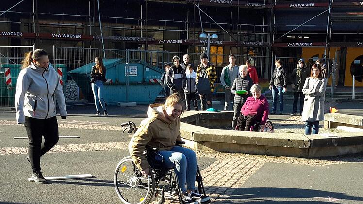 Ihre liebe Mühe hatten die Mittelschüler mit den natürlichen Hindernissen auf dem Rollstuhlparcours im Pausenhof.  Erst nach der Testfahrt wurde ihnen bewusst, auf welche Schwierigkeiten Behinderte im Alltag stoßen.Foto: Rolf Pralle