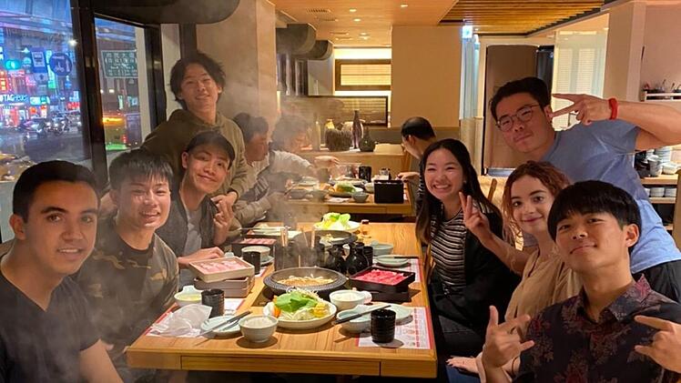 Christopher Schunk (links) mit Studien-Kollegen in einem Restaurant in Taipeh. Foto: privat