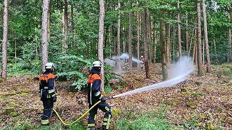 Die FFW Kirchehrenbach übt die Brandbekämpfung von zwei Flanken mit D-Schlauchmaterial.