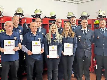Ehrungen für langjährige Mitglieder, eine Beförderung und eine Verabschiedung gab es bei der Freiwilligen Feuerwehr Zeitlofs: (von links) Stellvertretender Kommandant Torsten Hereth, Karl Beck (50 Jahre), Richard Ullrich (50 Jahre), Karl-Otto Rich...