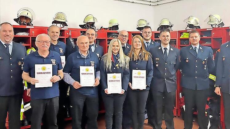 Ehrungen für langjährige Mitglieder, eine Beförderung und eine Verabschiedung gab es bei der Freiwilligen Feuerwehr Zeitlofs: (von links) Stellvertretender Kommandant Torsten Hereth, Karl Beck (50 Jahre), Richard Ullrich (50 Jahre), Karl-Otto Rich...