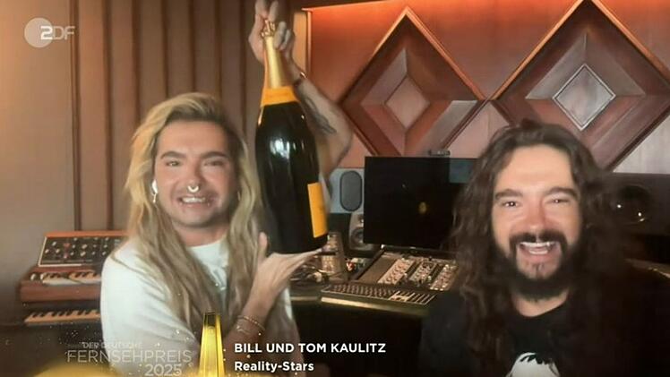 Bill Kaulitz (links) und Tom Kaulitz feierten ihren Sieg per Live-Schalte aus Los Angeles.