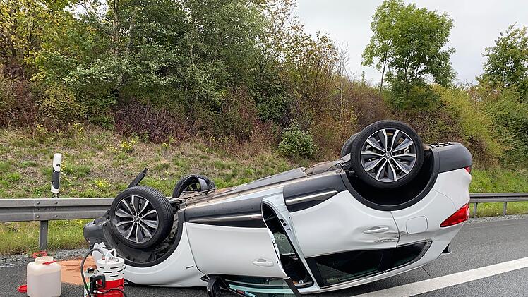 Auto überschlägt sich auf der A9