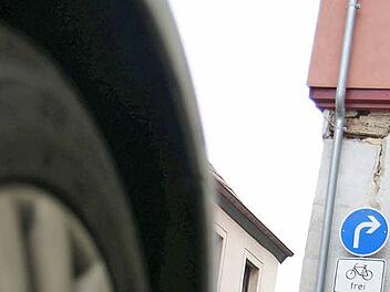 Bisher dürfen nur  Radfahrer aus der Frobeniusstraße kommend auch nach links in die Obere Stadtmauer einbiegen.  Foto: Arkadius Guzy