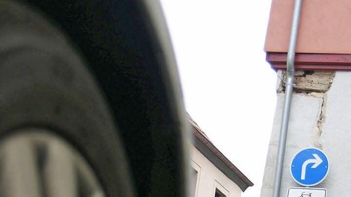 Bisher dürfen nur  Radfahrer aus der Frobeniusstraße kommend auch nach links in die Obere Stadtmauer einbiegen.  Foto: Arkadius Guzy