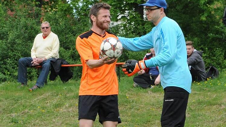 ... und übergibt dann lachend den Ball. Fotos: Hopf (17)