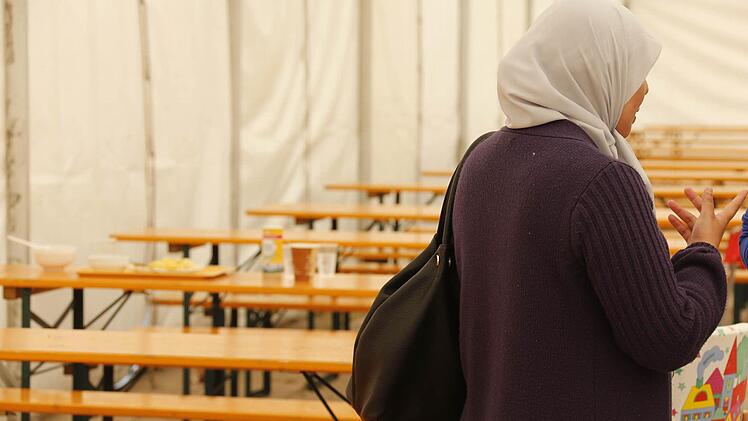 Asyl: Im Erlanger Freibad West wurde ein provisorisches Flüchtlingslager errichtet.