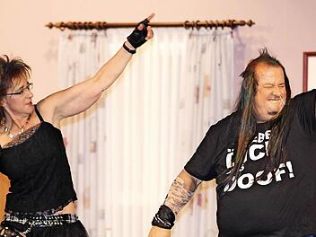 Lassen es auch nach der Disco richtig krachen: Bimbo (Heiko Braunreuther) und Tildchen (Regina Lang).  Foto: Ralf Naumann