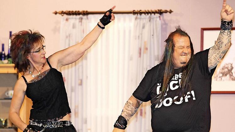 Lassen es auch nach der Disco richtig krachen: Bimbo (Heiko Braunreuther) und Tildchen (Regina Lang).  Foto: Ralf Naumann
