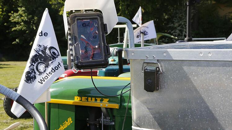 Werner Graus Deutz - mit Navi Vereinsfahne und Bordcase.Foto: Matthias Hoch