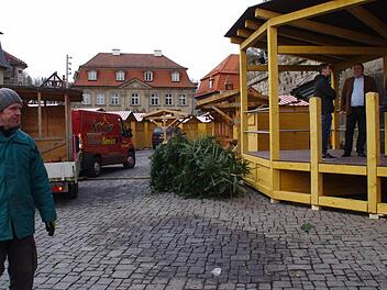 Steffen Mahr (links) und Paul Schnell (Zweiter von rechts) packten mit an und koordinierten auch den Aufbau. Foto: Marco Meißner