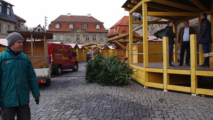 Steffen Mahr (links) und Paul Schnell (Zweiter von rechts) packten mit an und koordinierten auch den Aufbau. Foto: Marco Meißner