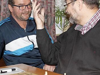 Es scheint, als würde Klaus Beier (r.) seinem Teamkameraden Andreas Schüpferling die Leviten lesen - tatsächlich amüsieren sich die beiden Männer aber über Schüpferlings glücklichen Punktgewinn.  Foto: Häggberg