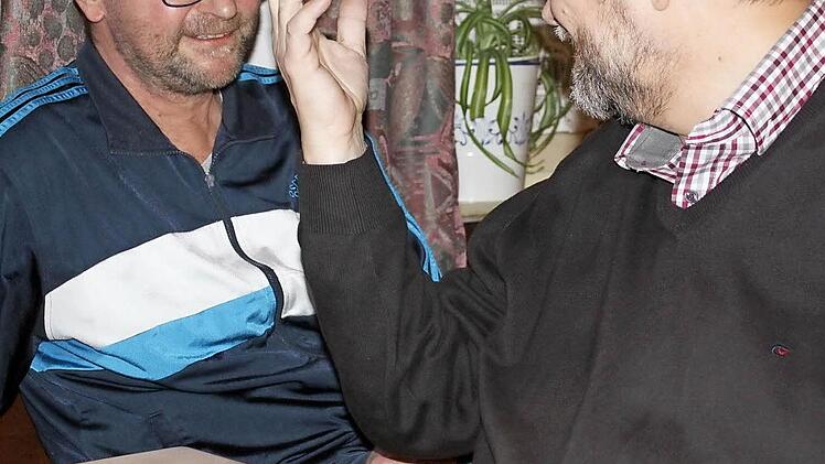 Es scheint, als würde Klaus Beier (r.) seinem Teamkameraden Andreas Schüpferling die Leviten lesen - tatsächlich amüsieren sich die beiden Männer aber über Schüpferlings glücklichen Punktgewinn.  Foto: Häggberg