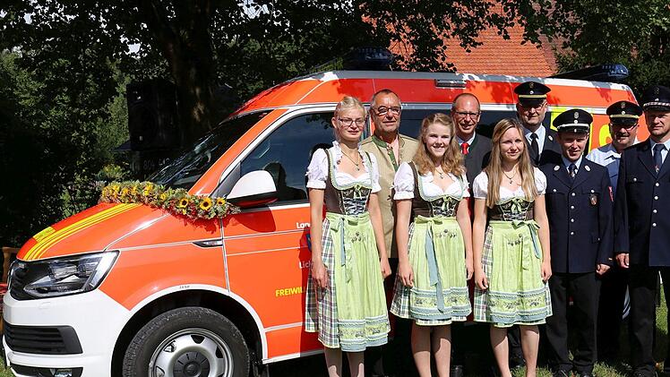 : Alle sind stolz auf das den neuen Mannschaftstransportwagens der jetzt bei der Feuerwehr Püchitz steht: Ann-Kathrin Gruber (Ehrendame), Jürgen Kohmann (Bürgermeister), Lilo Olschewski (Ehrendame), Christian Meißner (Landrat), Miriam Lausch (Ehrendame), Siegfried Hammrich (Kreisbrandinspektor), Nikolaus Weiß (Kommandant), Gerhard Elflein (Kreisbrandinspektor), Markus Lausch (Vorsitzender), Achim Liesaus (Landratsamt Lichtenfels Fachgebietsleiter für das Feuerwehrwesen), Timm Vogler (Kreisbra...