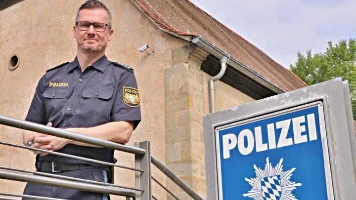 Polizeihauptkommissar Detlef Hauck am Eingang zur Polizeiinspektion Ebern. Seit 1. Mai ist der ausgebildete Hubschrauberpilot dort Vertreter des Dienststellenleiters.Helmut Will