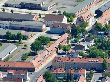 Eine lange Gebäudeflucht aus Ziegelsteinen sollen in Wohnungen umgewandelt werden. An  zwei Gebäuden hat sich jetzt ein Streit entzündet.  Ronald Rinklef