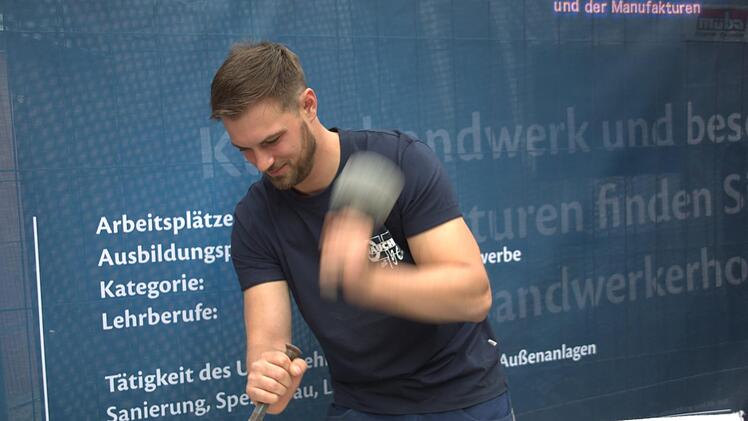 Dass die Arbeit auf dem Bau Spaß macht, demonstrierten Auszubildende der Firma Otto Hauch (Coburg) bei der 3. "Nacht des Handwerks und der Manufakturen" am Samstag in Seßlach. Foto: Bettina Knauth