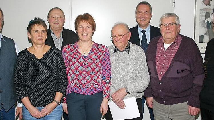 Zum letzten Mal konnte der OGV Unterlauter langj&auml;hrige Mitglieder ehren: G&uuml;nter Stenzel, Marlies Br&auml;utigam, Joachim Geuther, Heidrun Menzner, Walter Schnellhardt, Vorsitzender Stephan H&ouml;hn, Walter Zucker und Rudolf Duhai (v. l.).