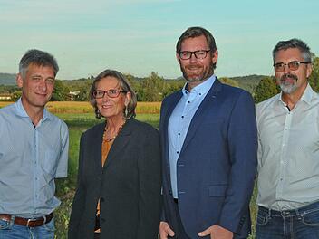 Bürgermeisterkandidat mit Gemeinderäten der UWG Hausen (von links):  Martin Heilmann,  Barbara Schmitt, Bürgermeisterkandidat Thomas Schmitt  und Herbert Kemeth Foto: privat