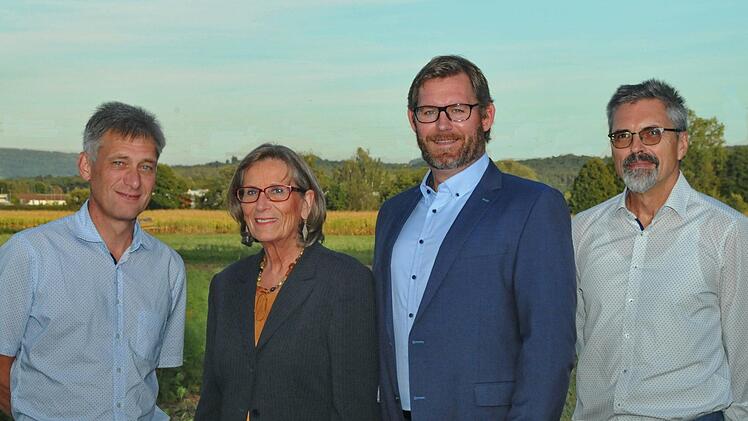 Bürgermeisterkandidat mit Gemeinderäten der UWG Hausen (von links):  Martin Heilmann,  Barbara Schmitt, Bürgermeisterkandidat Thomas Schmitt  und Herbert Kemeth Foto: privat