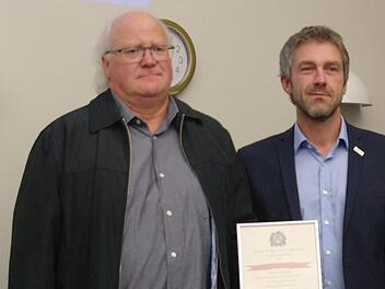 Michael Herbert erhielt von Erstem Bürgermeister Jochen Vogel den Ehrenbrief für seine Verdienste im Mottener Schützenverein. Stephanie Elm