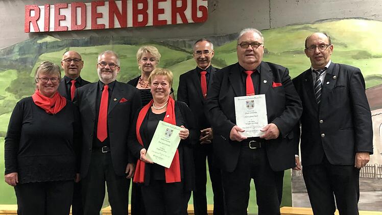 Im Rahmen des Chorkonzertes wurden geehrt (vorne, von links):  für zehn Jahre Singen in Chor, Lydia und Gerhard Jäger,  für 25 Jahre Sigrid Schürlein und für beachtliche 40 Jahre Günter Koch.Es gratulierten (hinten, von links): die Vorsitzenden Hubert Dorn und Evelyn Schneider sowie Chorleiter Erhard Schumm. Foto: Michael Kast