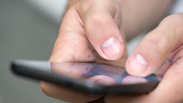 Smartphones gehören zum Alltag. Doch kann die dauernde Erreichbarkeit gesund sein? Die Experten sehen gesundheitliche Risiken. Symbolfoto: Andrea Warnecke/dpa