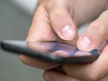 Smartphones gehören zum Alltag. Doch kann die dauernde Erreichbarkeit gesund sein? Die Experten sehen gesundheitliche Risiken. Symbolfoto: Andrea Warnecke/dpa