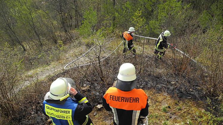 Die Ursache des Brandes war für die elf Feuerwehrkameraden aus Machtilshausen und die fünf im Einsatz Aktiven aus Trimberg nicht erklärbar.   Foto: Peter Seufert