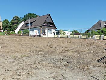 Diese Freifläche an der Kanzleistraße bietet vielfältige Möglichkeiten, ein attraktives Ortszentrum in Thonberg zu schaffen. Der Bürger diskutierten über verschiedene Varianten.