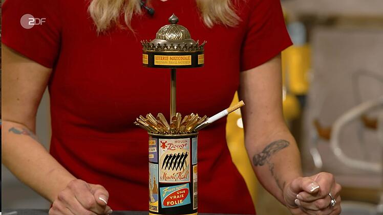 In der Litfa&szlig;s&auml;ule gab es eine Vorrichtung, die bis zu 24 Glimmst&auml;ngel tr&auml;gt.