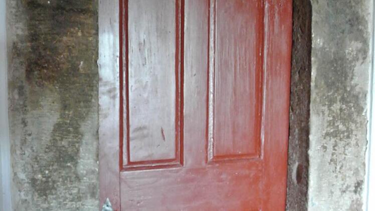 Die steinerne Türfassung und die Türe selbst waren jahrelang unsichtbar. Schuhmanns haben sie wieder freigelegt und erhalten.