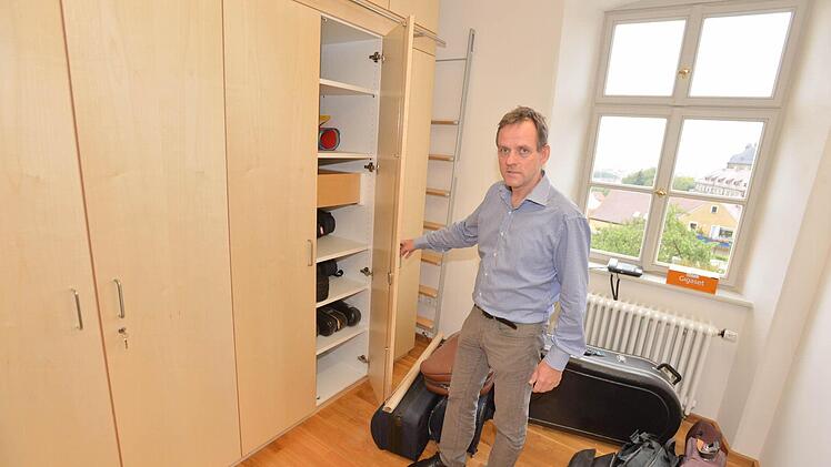 Einziges Möbelstück aus dem alten Standort ist dieser extrem tiefe Einbauschrank für Instrumente. Foto: Ronald Rinklef