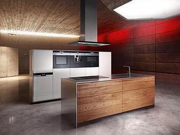 Die einheitliche Zwei-Zonen-Blende mit schwarzem Display und silbernem Edelstahlstreifen befindet sich an allen Geräten der Serie IQ700 von Siemens, so dass sich diese optisch gut nebeneinander anordnen lassen.   Foto: dpa-mag/Siemens-Electrogeräte