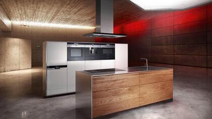 Die einheitliche Zwei-Zonen-Blende mit schwarzem Display und silbernem Edelstahlstreifen befindet sich an allen Geräten der Serie IQ700 von Siemens, so dass sich diese optisch gut nebeneinander anordnen lassen.   Foto: dpa-mag/Siemens-Electrogeräte