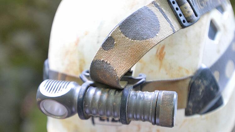 Eine leuchtstarke Helmlampe ist das wichtigste Höhlenutensil. Foto: Ronald Rinklef