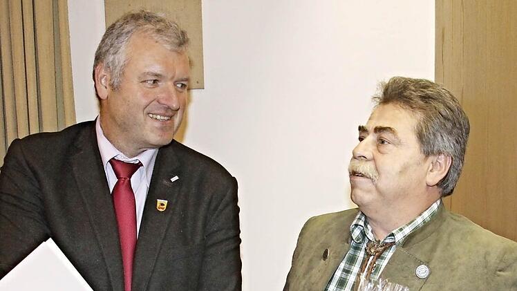 Bürgermeister Jürgen Hennemann übergab Rudolf Meißner aus Weißenbrunn (rechts) für seine 18-jährige Mitarbeit im Stadtrat und sein langjähriges verdienstvolles Wirken in der kommunalen Selbstverwaltung eine Urkunde des Freistaates.  Foto: Helmut Will