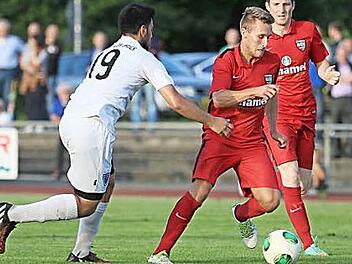 Nicht nur Brucks Luca Napolitano hatte im Hinspiel Probleme, Jens Wartenfelser aufzuhalten. Der Baiersdorfer erzielte im Derby den 3:1-Endstand. Im Rückspiel ist der FSV klarer Favorit.  Foto: Baumann
