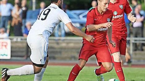 Nicht nur Brucks Luca Napolitano hatte im Hinspiel Probleme, Jens Wartenfelser aufzuhalten. Der Baiersdorfer erzielte im Derby den 3:1-Endstand. Im Rückspiel ist der FSV klarer Favorit.  Foto: Baumann