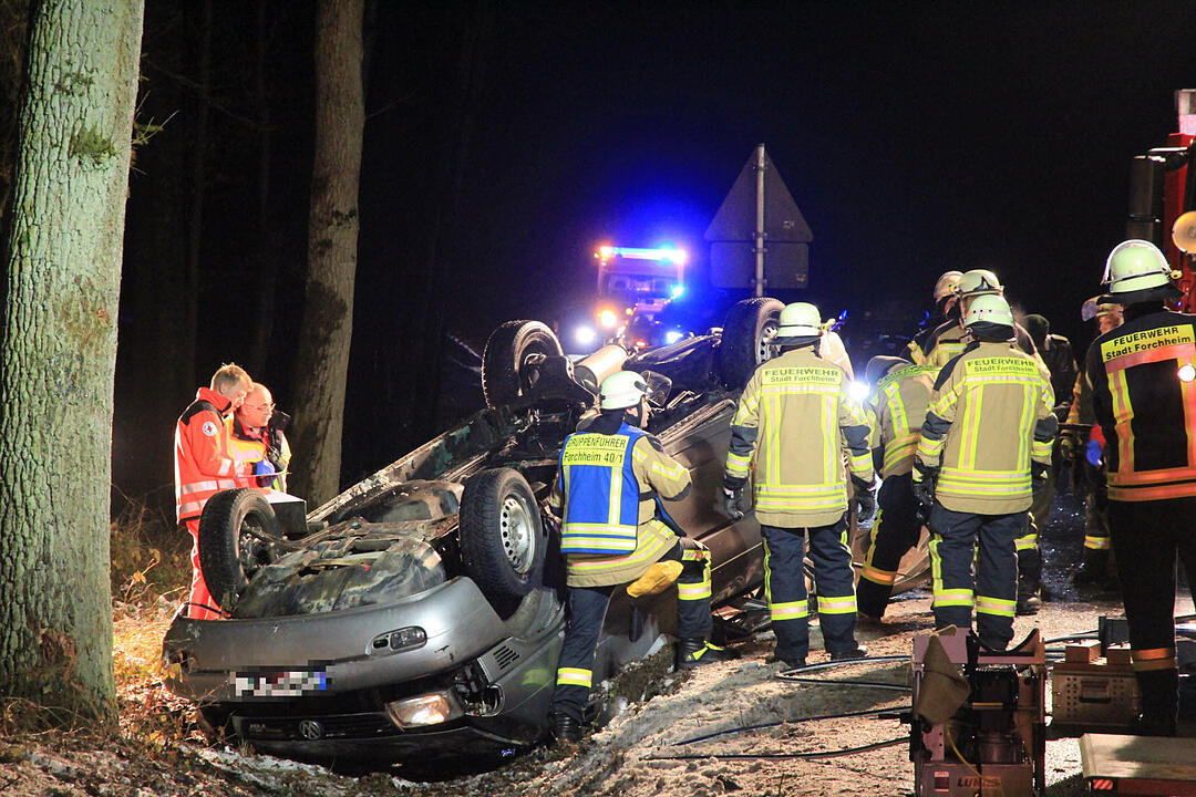 Pkw überschlägt sich bei Forchheim - Beifahrerin stirbt