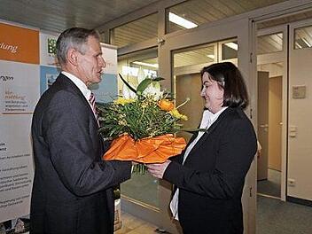 Der stellvertretende Bürgermeister Claus Kleinhenz überbrachte seine Glückwünsche mit einem Blumengruß. Foto: Marion Eckert