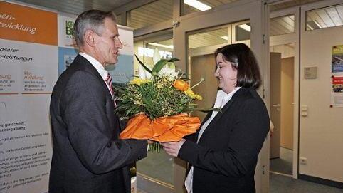Der stellvertretende Bürgermeister Claus Kleinhenz überbrachte seine Glückwünsche mit einem Blumengruß. Foto: Marion Eckert