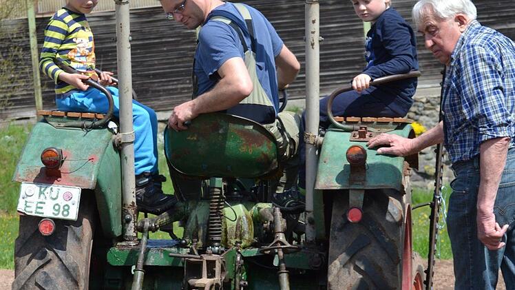 Steffen Pensel (auf dem Traktor) und Heinrich Angermann beim Einsatz der Pflanzlochmaschine