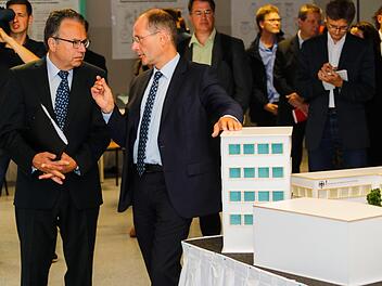 Zweifelsfreie Identifizierung durch neue Erkennungstechniken: Frank-Jürgen Weise und Markus Ulbig wollen das deutsche Asylsystem sicherer machen.  Foto: Ronald Rinklef