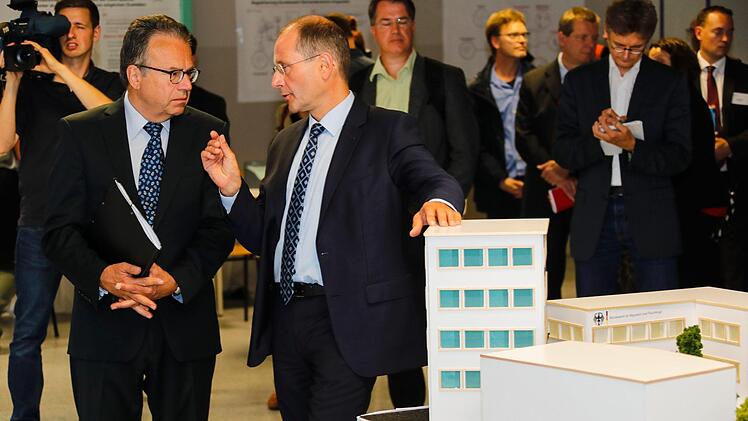 Zweifelsfreie Identifizierung durch neue Erkennungstechniken: Frank-Jürgen Weise und Markus Ulbig wollen das deutsche Asylsystem sicherer machen.  Foto: Ronald Rinklef
