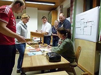 Spannend war die Auszählung der Stimmen (von links): Christian Brückner, Pia Dohles, Andreas Böhm, Claudia Helmprobst, Thorsten Helm-probst, Simone Lehmann.  Fotos: Lothar Weidner