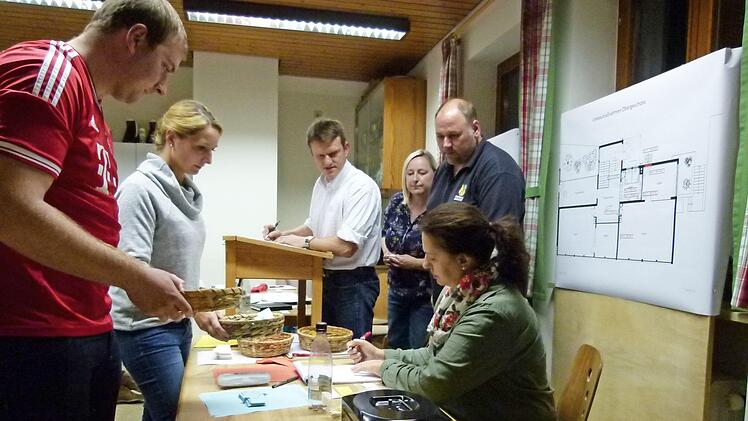 Spannend war die Auszählung der Stimmen (von links): Christian Brückner, Pia Dohles, Andreas Böhm, Claudia Helmprobst, Thorsten Helm-probst, Simone Lehmann.  Fotos: Lothar Weidner