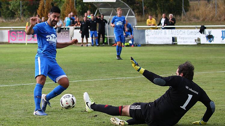 Wenig Abwehrm&ouml;glichkeiten bleiben den Johannisthaler Keeper Tobias Mayer als Erbil Demirel allein vor ihm auftaucht und den Ball an ihm vorbeilegt. Foto: Heinrich Wei&szlig;